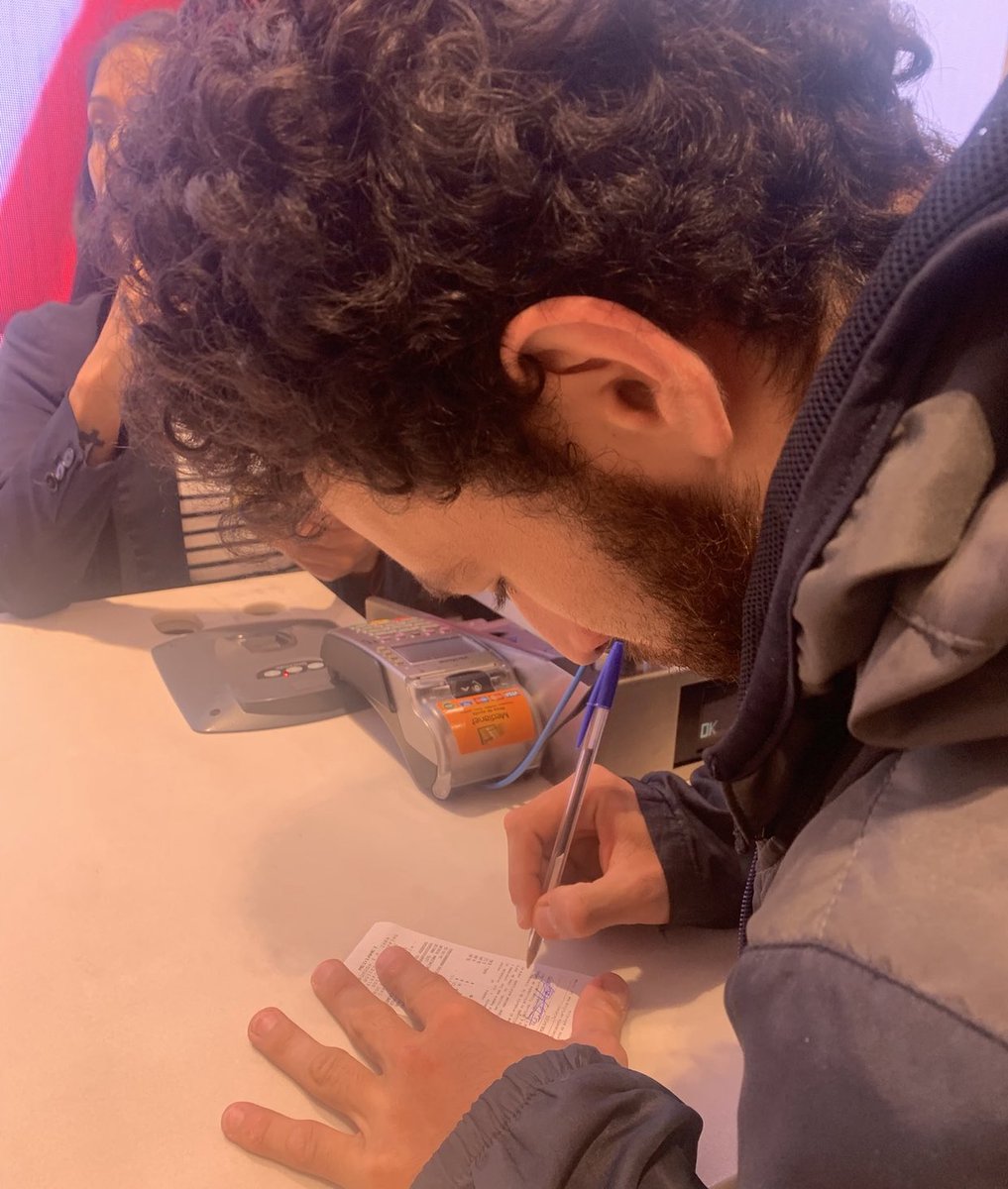 BelenCE_23's tweet image. Le dije a mi mejor amigo que estaba triste y paso esto: