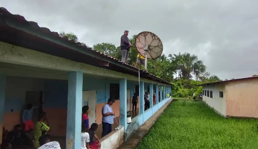 GobLizeta's tweet photo. Hoy nuestra Cantv revolucionaria, llega al corazón de la selva, con la instalación y puesta en funcionamiento de  seis enlaces satelitales 📡, para garantizar las telecomunicaciones en el municipio Antonio Díaz, priorizando los sectores alimentación y salud.
#UnidosSomosMejores https://t.co/Om8ATWaDnd