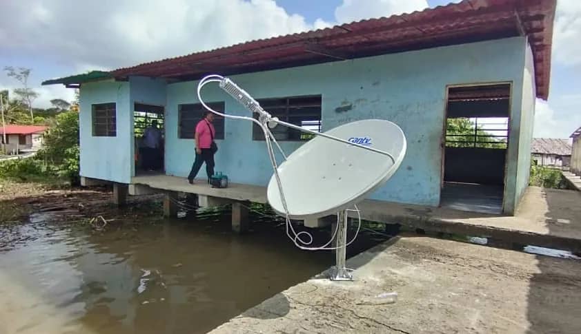 GobLizeta's tweet photo. Hoy nuestra Cantv revolucionaria, llega al corazón de la selva, con la instalación y puesta en funcionamiento de  seis enlaces satelitales 📡, para garantizar las telecomunicaciones en el municipio Antonio Díaz, priorizando los sectores alimentación y salud.
#UnidosSomosMejores https://t.co/Om8ATWaDnd
