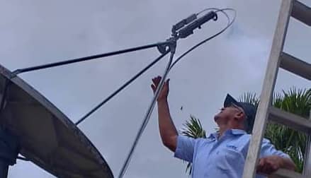 GobLizeta's tweet photo. Hoy nuestra Cantv revolucionaria, llega al corazón de la selva, con la instalación y puesta en funcionamiento de  seis enlaces satelitales 📡, para garantizar las telecomunicaciones en el municipio Antonio Díaz, priorizando los sectores alimentación y salud.
#UnidosSomosMejores https://t.co/Om8ATWaDnd