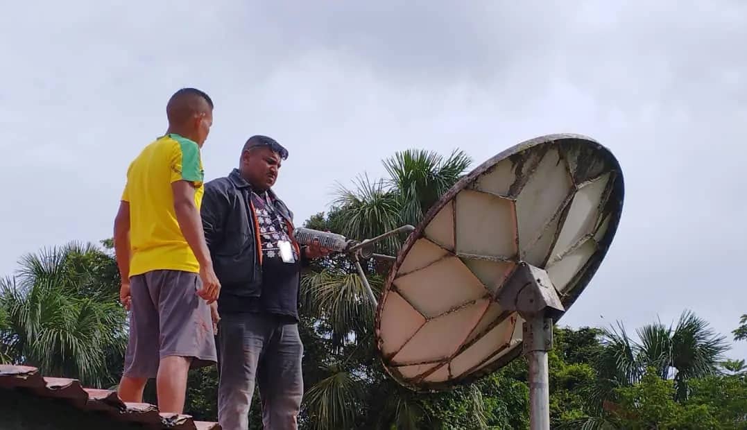 GobLizeta's tweet photo. Hoy nuestra Cantv revolucionaria, llega al corazón de la selva, con la instalación y puesta en funcionamiento de  seis enlaces satelitales 📡, para garantizar las telecomunicaciones en el municipio Antonio Díaz, priorizando los sectores alimentación y salud.
#UnidosSomosMejores https://t.co/Om8ATWaDnd