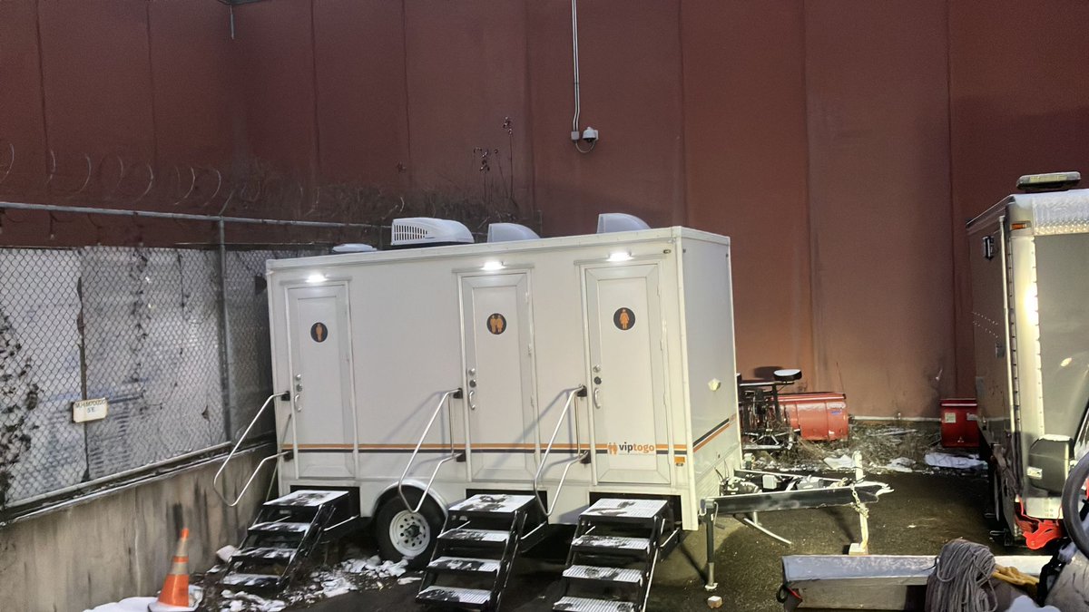 viptogo's tweet image. Our luxury restroom trailers offer a high-end restroom experience without breaking the bank. #affordableluxury #restroomrental #VIPrestrooms