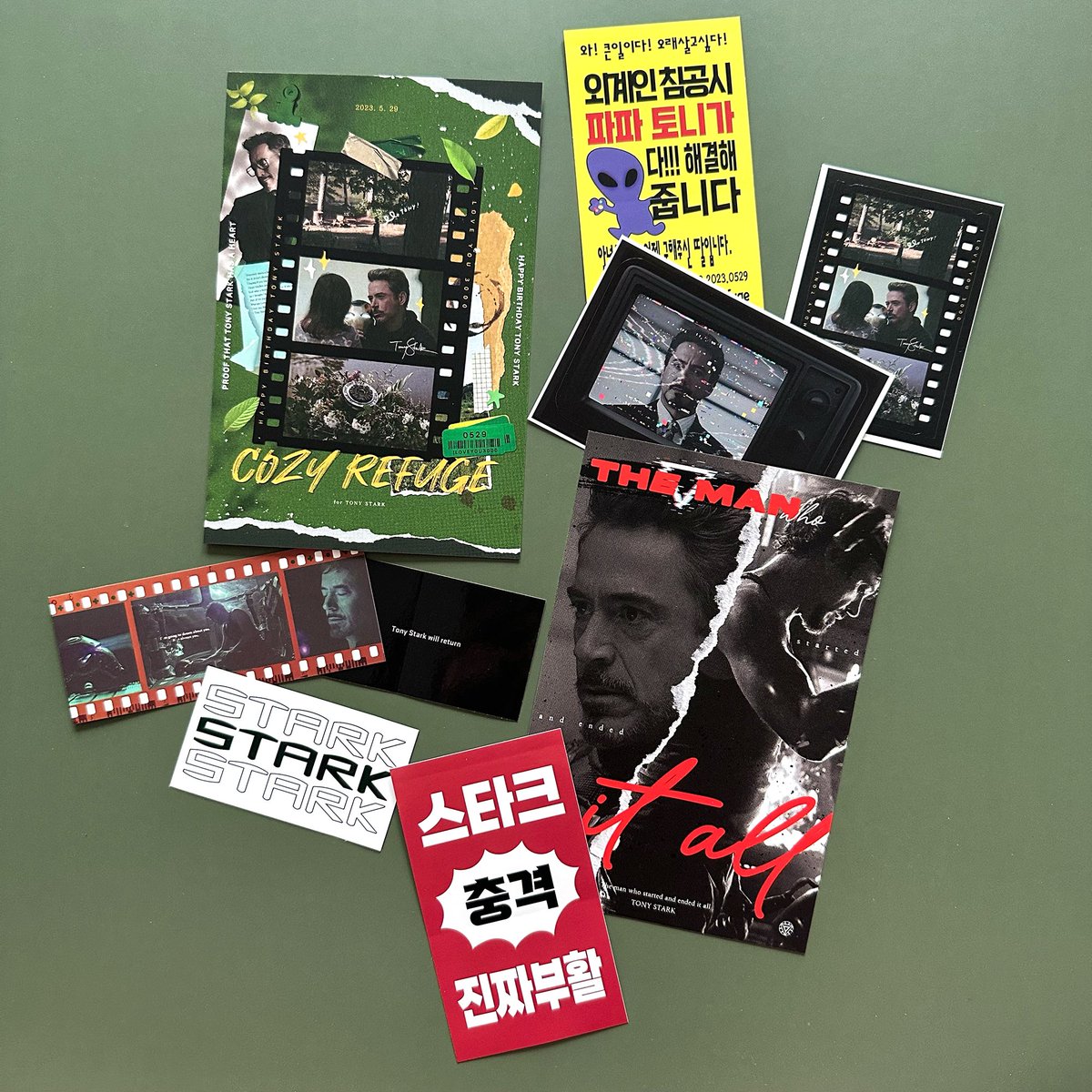 💚기본특전
-포토카드 3 (당일공개예정)
-엽서 2
-도무송스티커 7

*종류당 1장으로 구성되어 있으며, 누락 및 교환은 당일 현장에서만 가능하니 수령 후 꼭 확인해주시길 바랍니다.