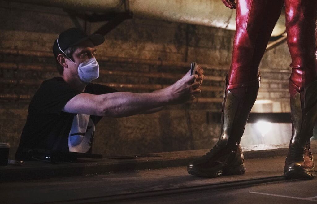 MovieUpdatesNow's tweet photo. "I like those shoes". Andy Muschietti on The Flash movie set https://t.co/9BHDpa3Hiq