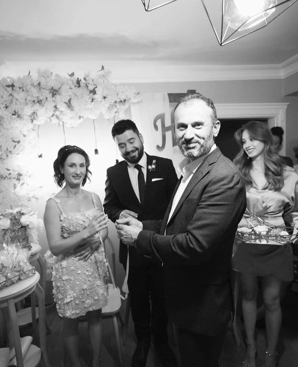 arem1956's tweet photo. E tocca ancora al signor #Semiz... fare le veci del capofamiglia.... bellissimi tutti ✌️🫶
Presumo che a breve convoleranno a nozze anche loro.... auguriii❤️💥 #ÖzgeGürel ✌️ https://t.co/R6tLUJ9zrA