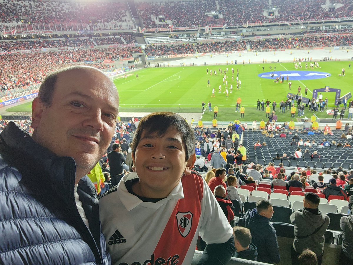 oteroseba's tweet photo. #Fotomasmonumental @facu Vamos River!! El más grande! ❤️🤍❤️ https://t.co/nUOTT87oWY