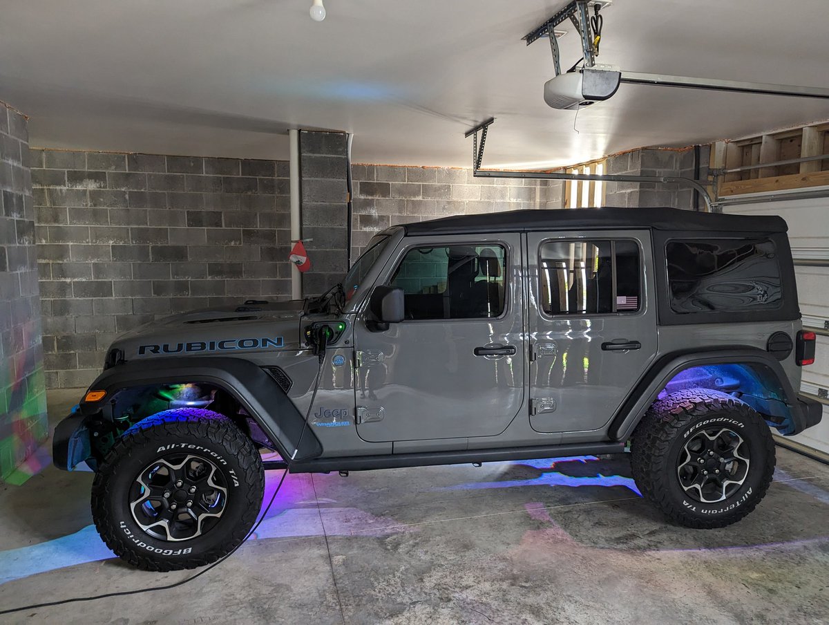ArtemisJeep22's tweet photo. Who knew Jeep lights could make such a dazzling impression? π₯β¨ One moment, I was playing with the schemes, and the next, it turned into a scene straight out of an action movie! Guess I took 'setting the night on fire' a bit too literally. ππ₯ #LightShowGoneWrong #firefirefire https://t.co/vn3IXxG166