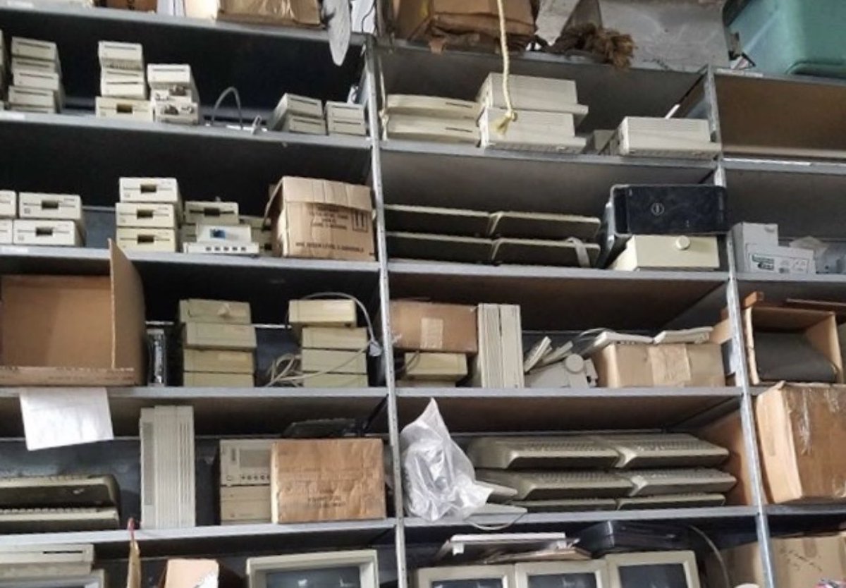 RDKLInc's tweet photo. This was my biggest barn find ever. We had to use a tractor to get to the top shelves. #retro #retrobarn #barn #apple #retrocomputing https://t.co/80KHsp4ZNP