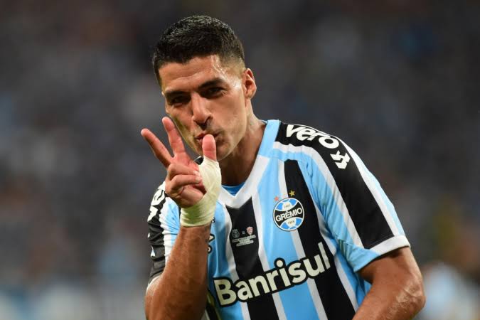 ReidoSul1's tweet photo. LUISITO SUÁREZ 

23 jogos
21 participações em gols
14 gols
7 assistências

"Eu vi @LuisSuarez9 com a camisa do Grêmio, OBRIGADO SENHOR!" https://t.co/RsDVa2Vf0m