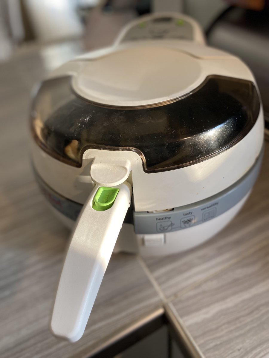 LiseBellefeuil2's tweet photo. Ancêtre du Air Fryer 😅
#fritesmaison https://t.co/DRynuMy3G5