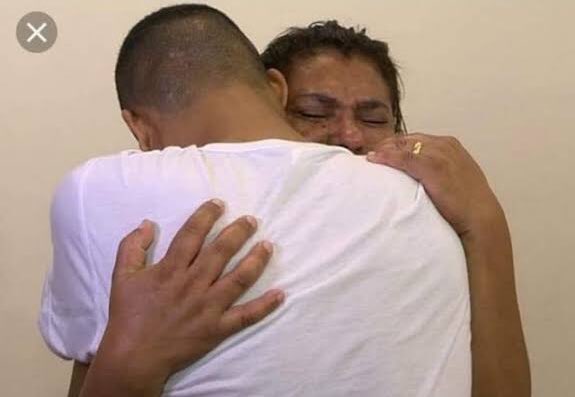 andsonmendonca's tweet photo. 🚨 #URGENTE Depois do Instagram cair, filho reencontra mãe que morava na mesma casa. https://t.co/HHhgtjAdV0