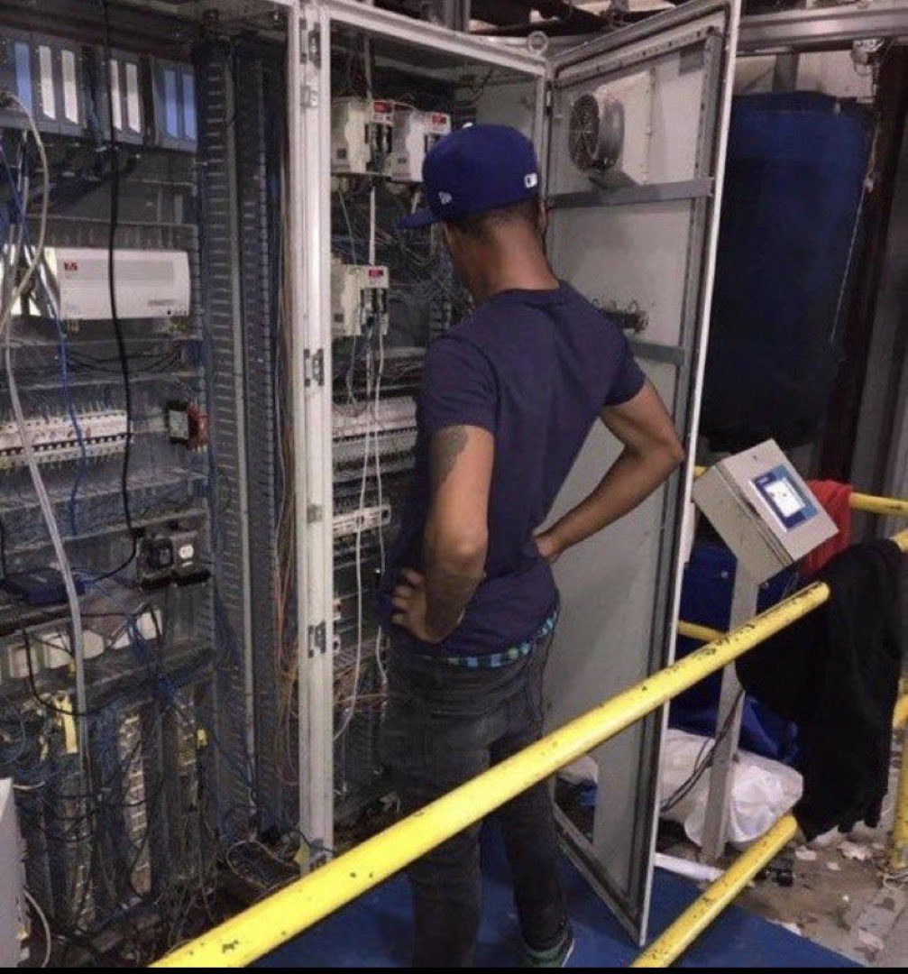 brandonleuschel's tweet photo. Instagram trying to fix the servers 😂 #instagramdown https://t.co/eUSiMcqJOX