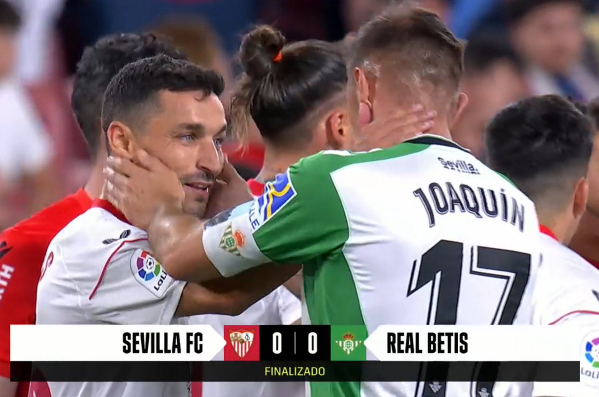 Ha tenido sus payasadas nos hemos reído mucho de él y él las pocas veces que ha podido también. Se te pitará siempre porque representas al Betis y nosotros te tenemos que odiar Pero hoy ha sido el único en preocuparse por Navas, echaremos de menos decirte de to’
Se acabo un ciclo