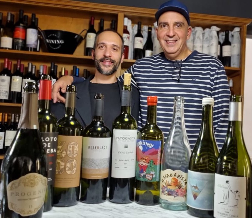 Les cuento como fue mi sábado:
11hs Seba Bisole presentó Pie Grande en la cueva
16hs Gaspar Mausbach presentó Floralia en Wining
17hs Diaz Froio presentó y  13/20 en Wining
19hs #loselegidosdeMusu en Wining
Hablame de comunicar!! En 11 hs llevé el vino a 75 personas!!