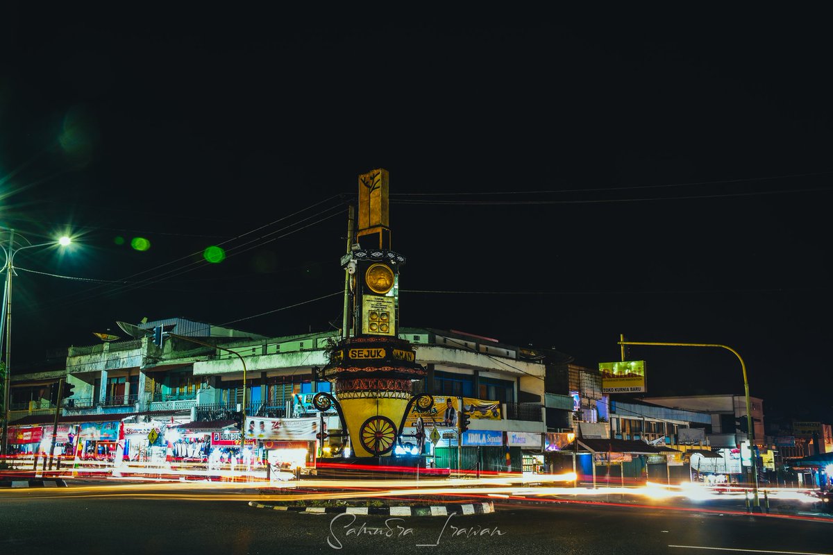 Sungai Penuh, Jambi.

#photography #photo #photooftheday #photograph #Photo_Folio #PHOTOS #photographicart #photografylovers #PhotographyIsArt #photographers #photographylovers #night #nightlife #nightphotography #LIGHTS #lightpainting #sungaipenuh #kerinci #Jambi