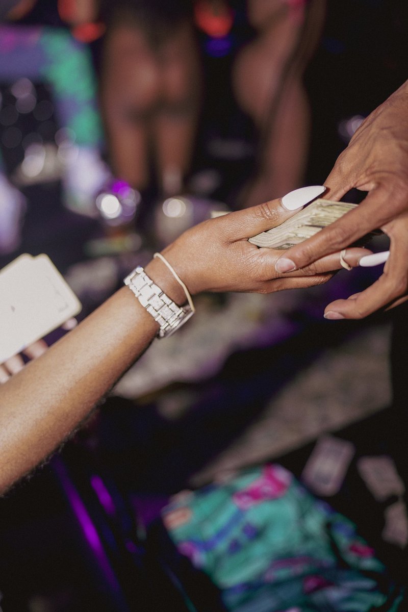 Sheluvpablo's tweet photo. If I’m in my feelings I just need to go and stack more 💸 https://t.co/iDyoxJJlLn