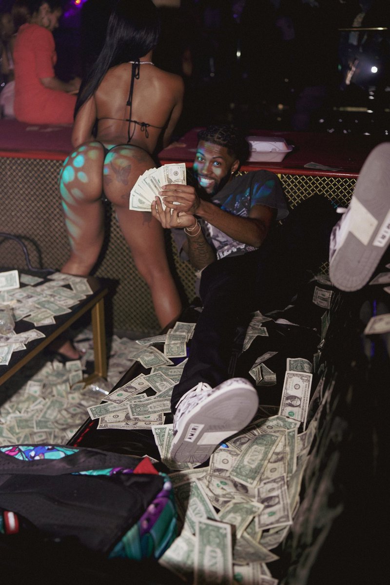 Sheluvpablo's tweet photo. If I’m in my feelings I just need to go and stack more 💸 https://t.co/iDyoxJJlLn