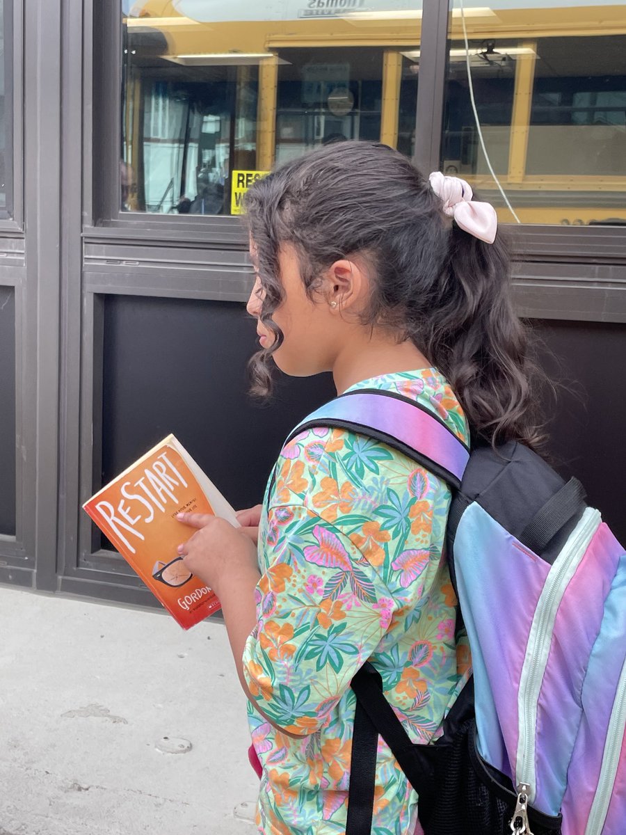 Can’t stop, won’t stop #caughtreading ! #buslineup #gofourth ⁦@WestSchoolLBNY⁩ ⁦@LBSchoolsNY⁩ ⁦@LorraineRadice1⁩