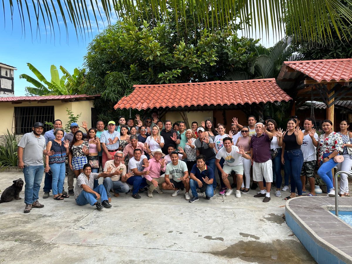 LeninBarreto's tweet photo. Nos fortalecemos, seremos millones de voluntades que no permitiremos que sigan destruyendo nuestra patria. Junto a @RaisaCorral tuvimos una reunión con la militancia del Cantón Sucre.

La @RC5Oficial más viva que nunca.
¡Venceremos¡
@MashiRafael https://t.co/zFcltSWJ6l