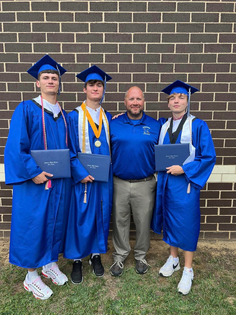 auburnhightrack's tweet photo. Congratulations to all of our Auburn Track &amp; Field Graduates!!
Noah Buckwalter
Lauren Connelly 
Bryce DeHart
Sam Duncan
Kelsie Groseclose
Owen Jones
Macaela Richmeier
Chase Sutphin
McKenzie Swicegood
Andrew Tickle
Juniper Zander
Tanner Long
Rachel Brotherton
Charity Spencer https://t.co/1jgdvVmH2y