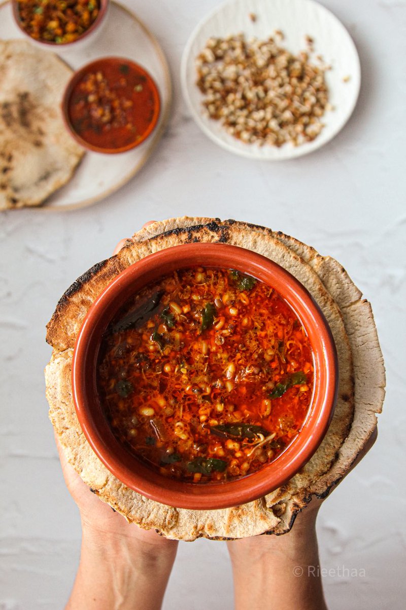 Moth bean curry ‘matkichi usal’ recipe is on my blog 

zanzaneetkitchen.com/matkichi-usal-…

#recipe #vegan #curriesofindia #regionalfood #india #maharashtra #matkichiusal #mothbeancurry #ontheblog