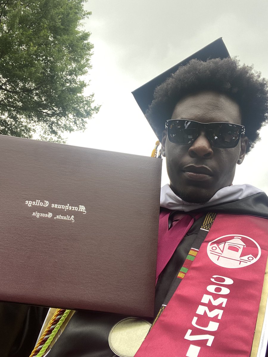ohsodatsmal's tweet photo. Now, I’m a Morehouse Man. Graduating with a Full Time Job🤣 https://t.co/LiMOMooggE