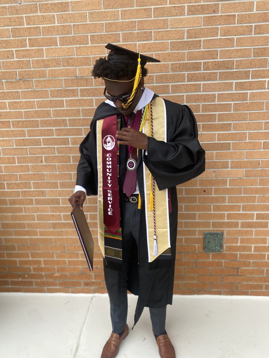 ohsodatsmal's tweet photo. Now, I’m a Morehouse Man. Graduating with a Full Time Job🤣 https://t.co/LiMOMooggE