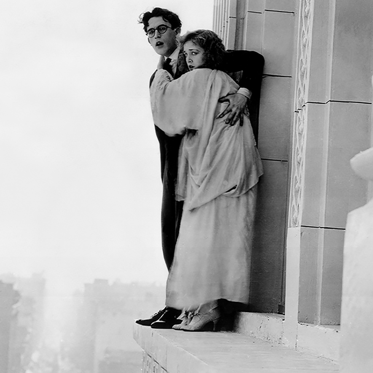SusanRo22770838's tweet photo. #RT @tcm: Tonight on #SilentSundayNights we look at four short films of comedy legend Harold Lloyd: HIGH AND DIZZY ('20), BILLY BLAZES ESQ ('19), ASK FATHER ('19), and AN EASTERN WESTERNER ('20).

All four films were directed by his frequent collaborator… https://t.co/OfiRsN3qqi