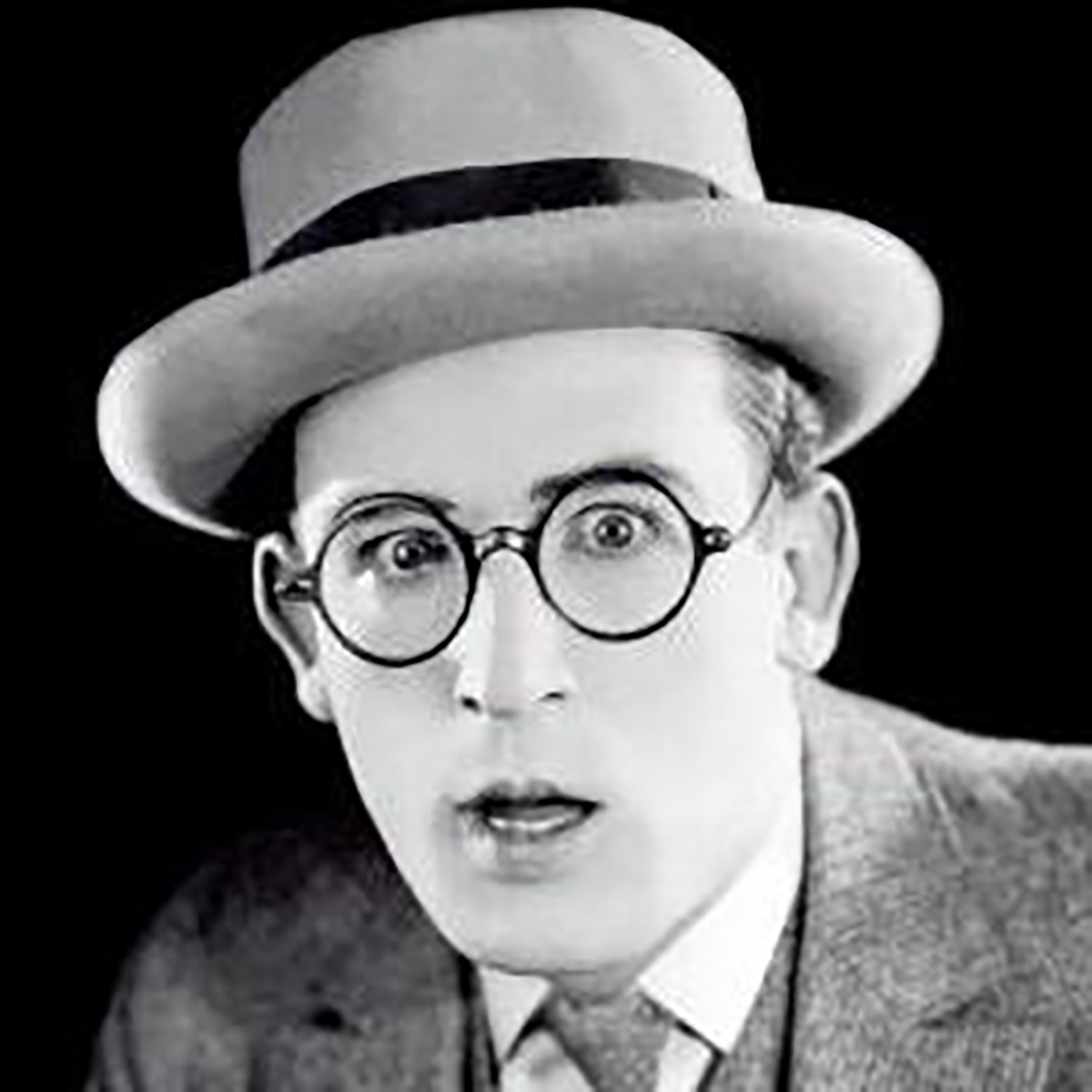 SusanRo22770838's tweet photo. #RT @tcm: Tonight on #SilentSundayNights we look at four short films of comedy legend Harold Lloyd: HIGH AND DIZZY ('20), BILLY BLAZES ESQ ('19), ASK FATHER ('19), and AN EASTERN WESTERNER ('20).

All four films were directed by his frequent collaborator… https://t.co/OfiRsN3qqi