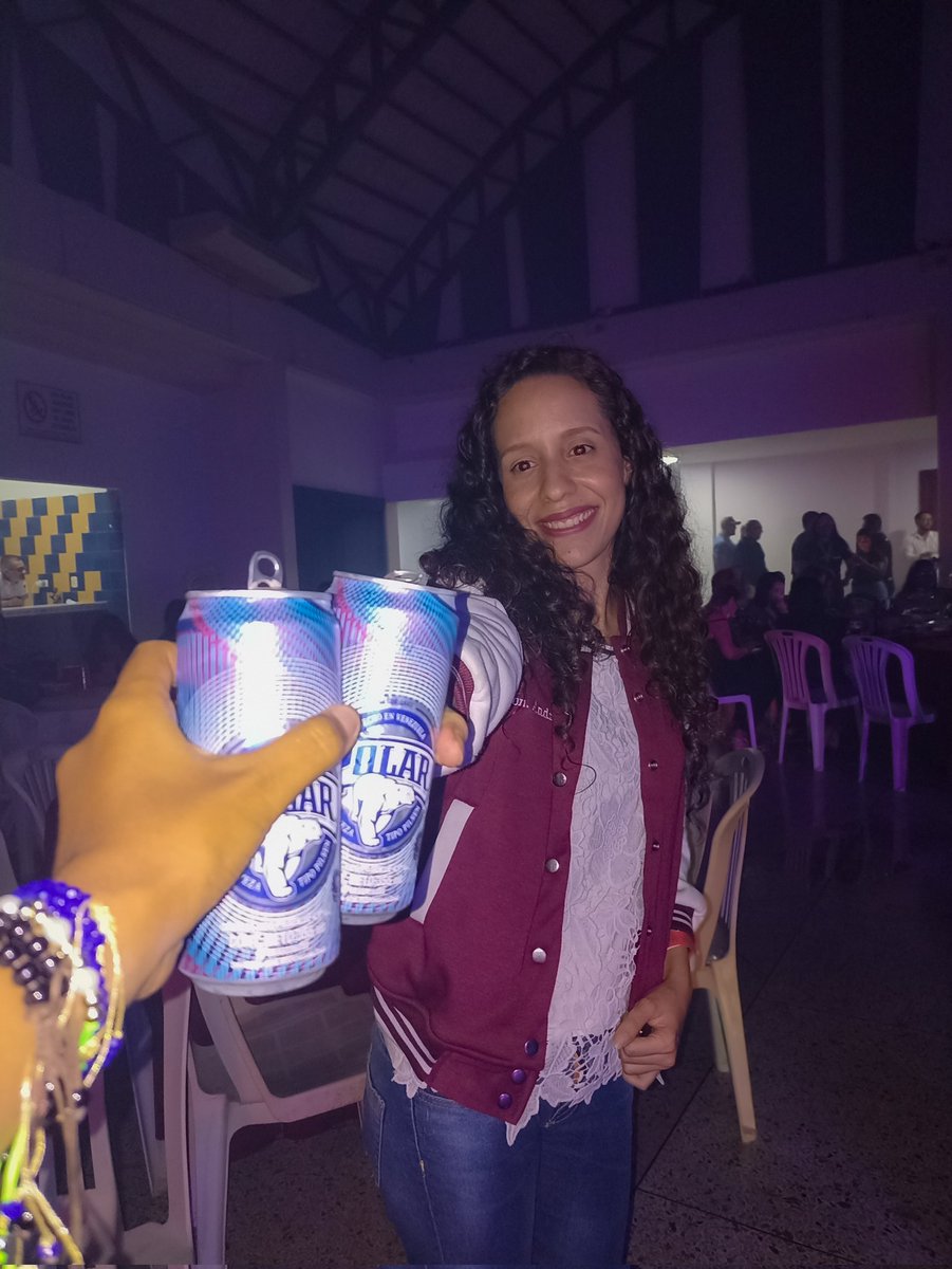 AndreaJLopez15's tweet photo. Empezó la cuenta regresiva y ayer fuí más feliz que nunca❤️🙏🏻🎓 #EconomiaUCLA #promoVI https://t.co/iYvlImD06F