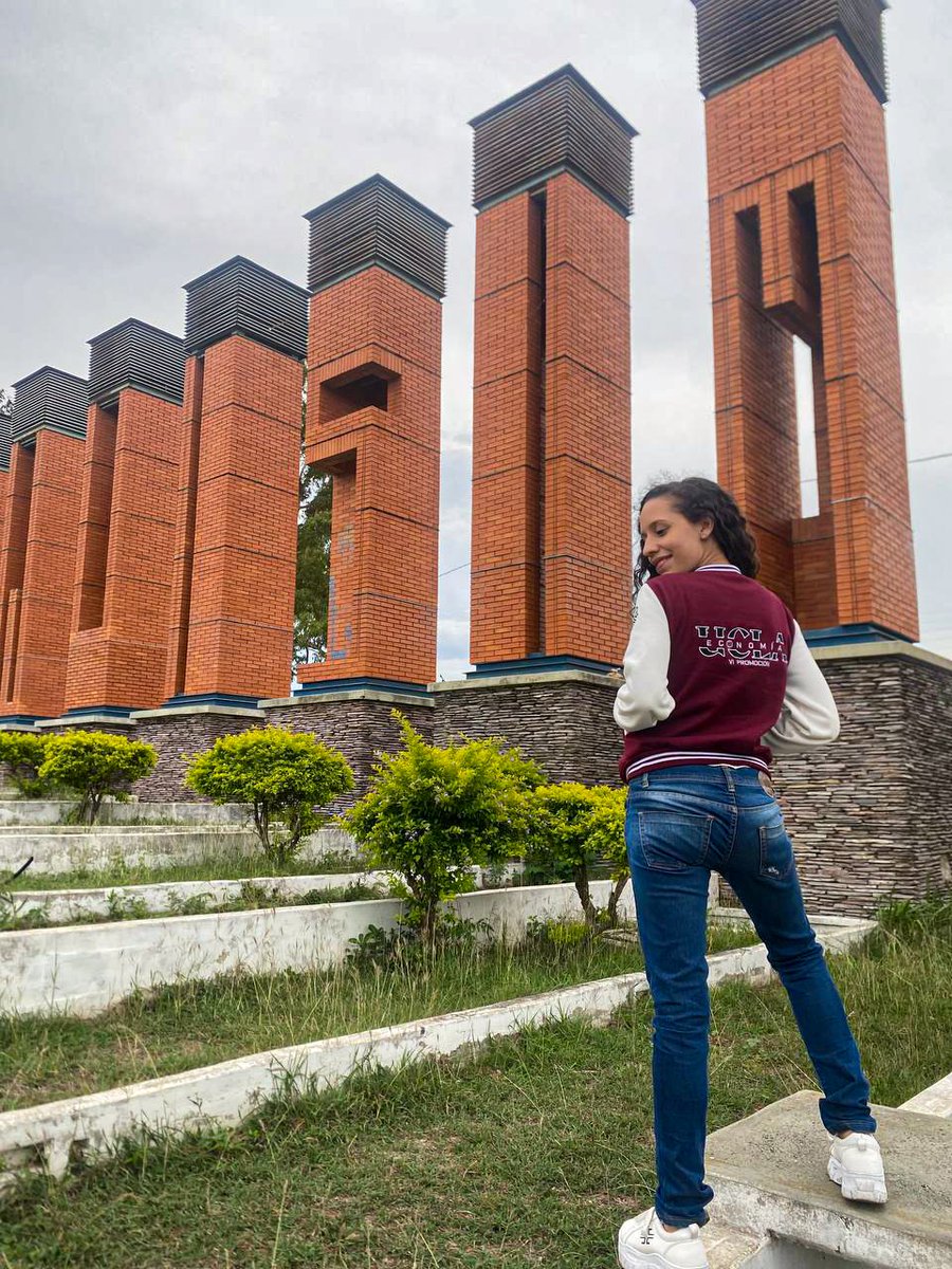 AndreaJLopez15's tweet photo. Empezó la cuenta regresiva y ayer fuí más feliz que nunca❤️🙏🏻🎓 #EconomiaUCLA #promoVI https://t.co/iYvlImD06F