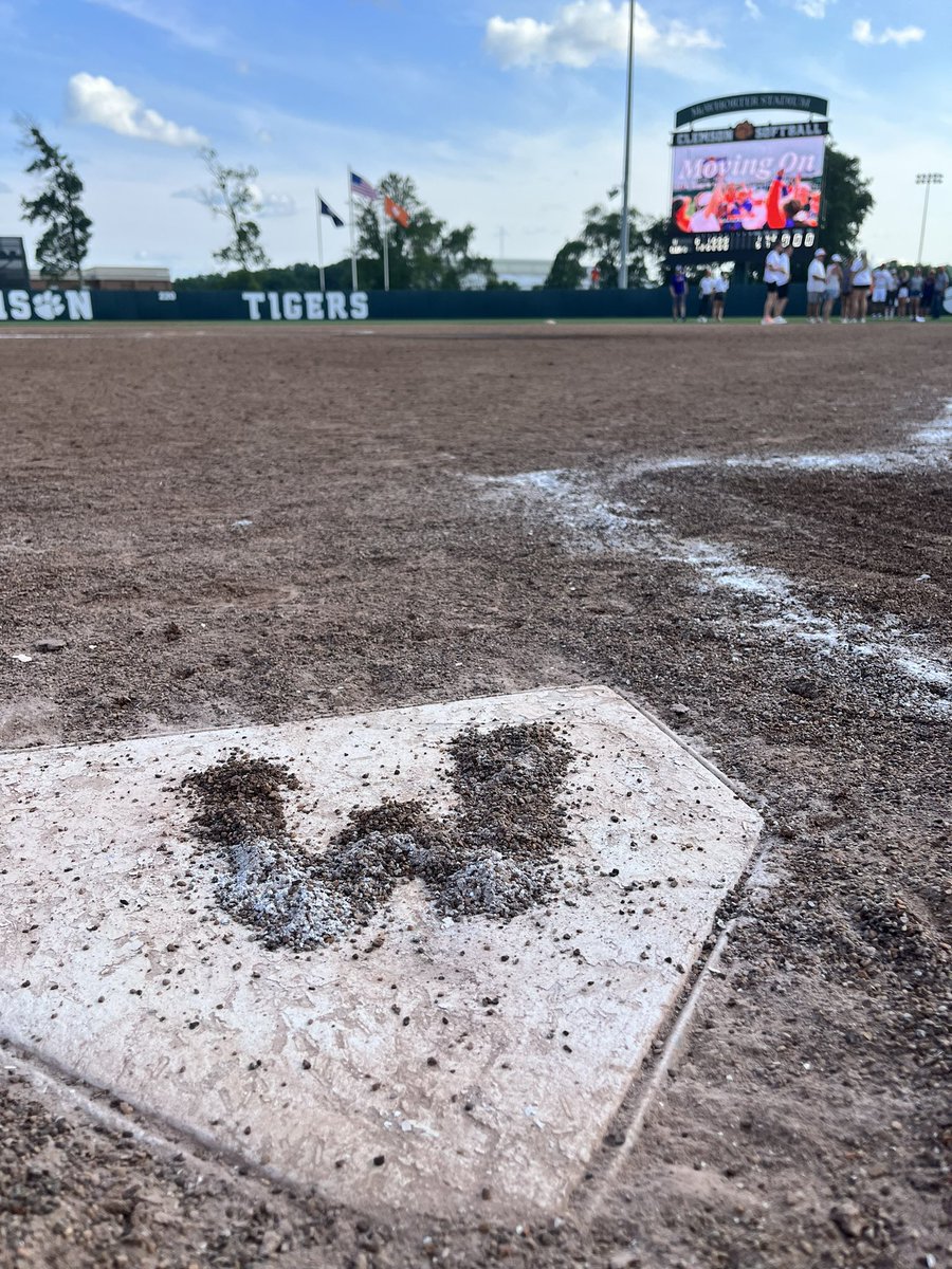 JeffHolley99's tweet photo. Finished season 4 with @clemsonsoftball — a amazing 28-4 record at #McWhorterStadium ! Truly appreciate and humbled to be a part of the game day experience with this crew! Thank you @ClemsonMKTG & @vrjohnson1 ! #GameDayCrew #JeffHolleyAnnouncing https://t.co/ChMYowXNQp