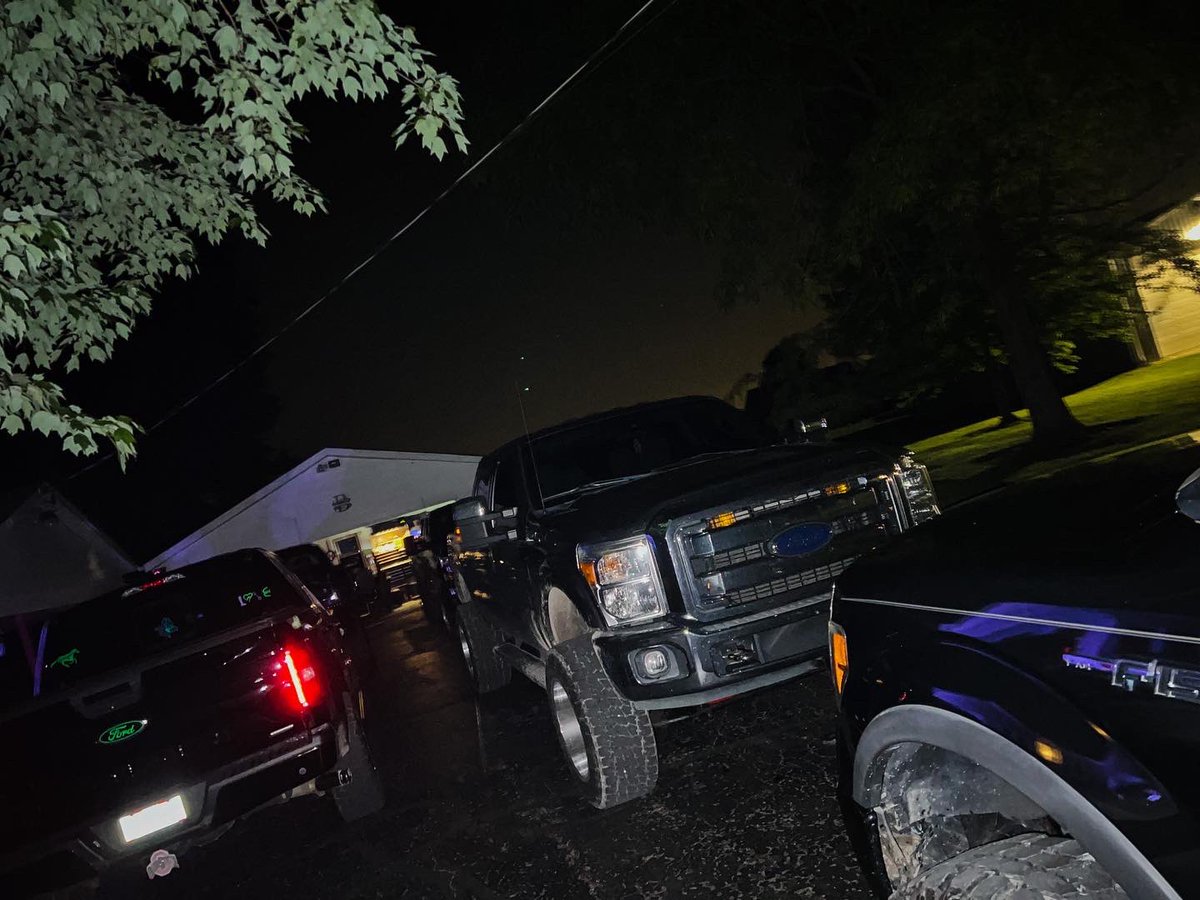 RVTEquestrian's tweet photo. It was a blacked out truck kinda night with my bff @DarBar24! #bff #countrygirl #fordtrucks #f150 #f250 #onelonelychevy https://t.co/3fM0TISiyR