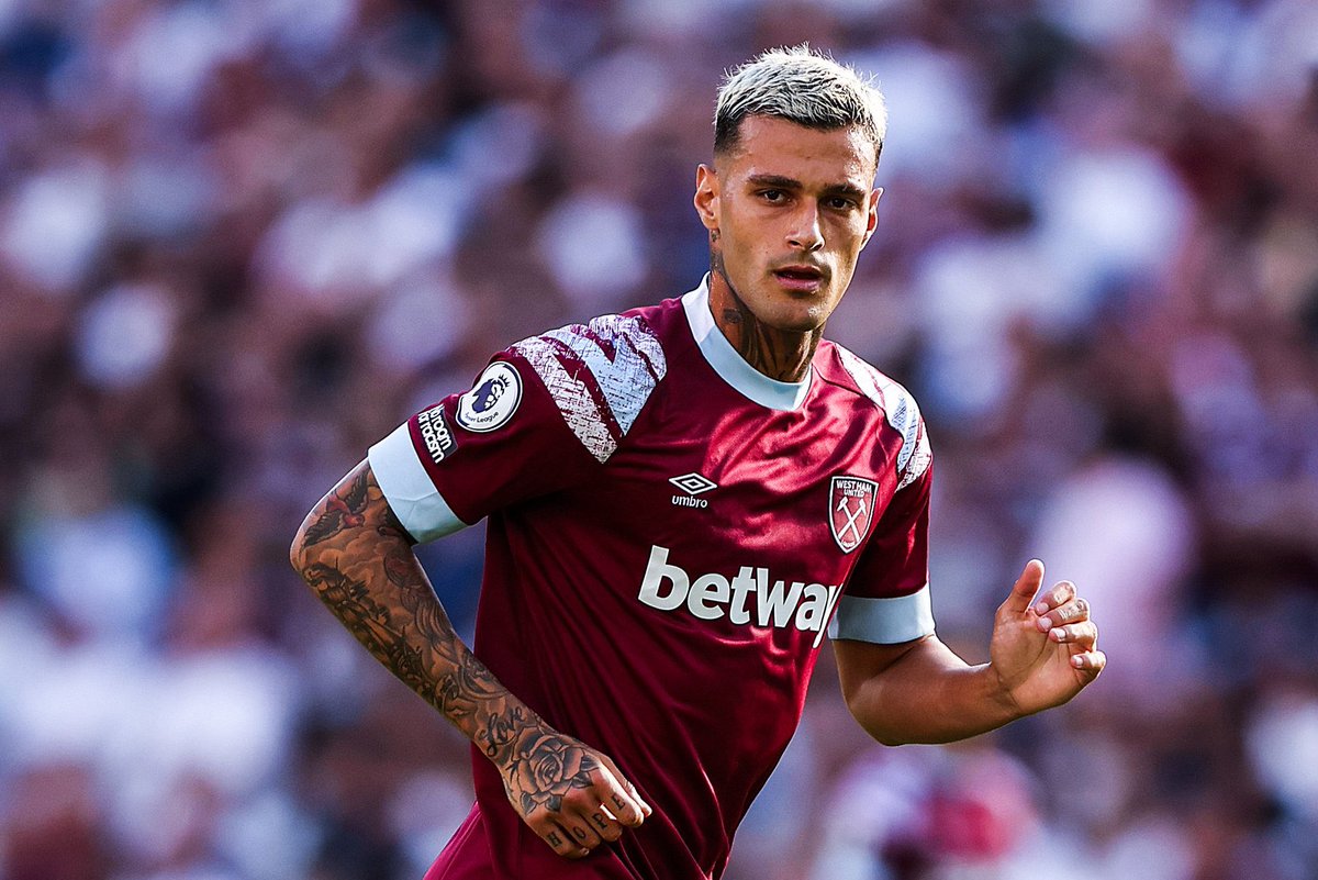 West Ham United, sezon başında Sassuolo’dan kadrosuna kattığı 24 yaşındaki forvet Gianluca Scamacca'nın yaz transfer döneminde takımdan ayrılmasına izin vermeye hazır, AC Milan, İtalyan oyuncu ile ilgileniyor. (Gazzetta dello Sport) #WestHamUnited #ACMilan #GianlucaScamacca