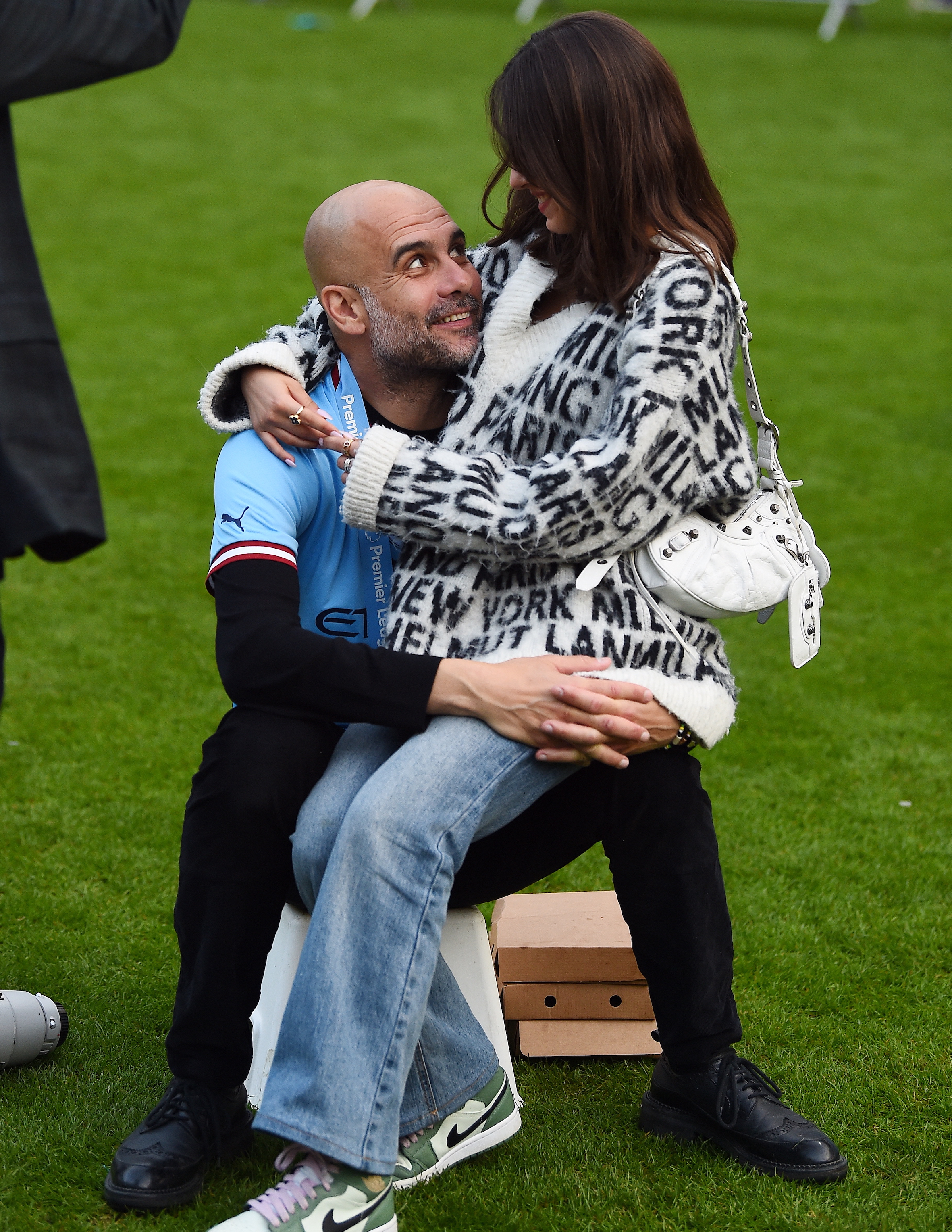 iDiski Times on X: "𝗙𝗔𝗠𝗜𝗟𝗬 ❤️ Pep Guardiola celebrated lifting his fifth Premier League trophy with his daughters Valentina and Maria as well as his father Valentin. https://t.co/3Zegy2BfAT" / X