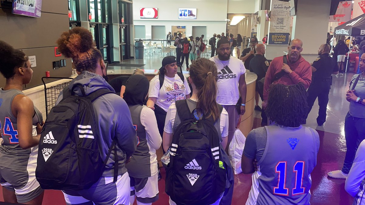 1NationEliteGBB's tweet photo. #LitNation 📈 @3SSBGCircuit was crazyyyyyyy this weekend! Excited for July! Good luck to all of our players with their High School teams in June! https://t.co/CJvZInRPPh