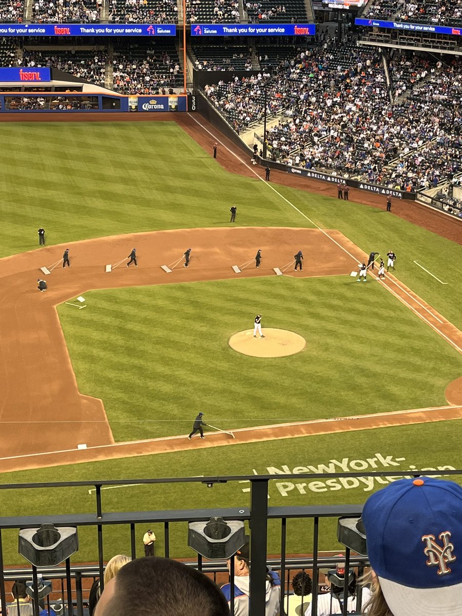 RealLogue's tweet photo. I’d let them Zamboni my field if ya know what I mean https://t.co/ve88xe4yVp