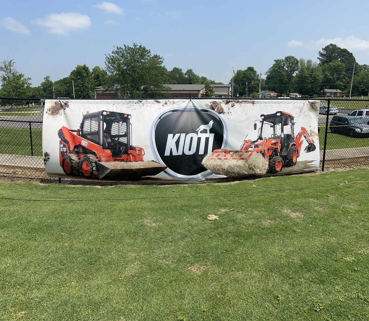 TraceAdkins's tweet photo. Thank you @KIOTITractor for presenting Somewhere in America: A Concert For Mayfield https://t.co/okEgOYDLG2