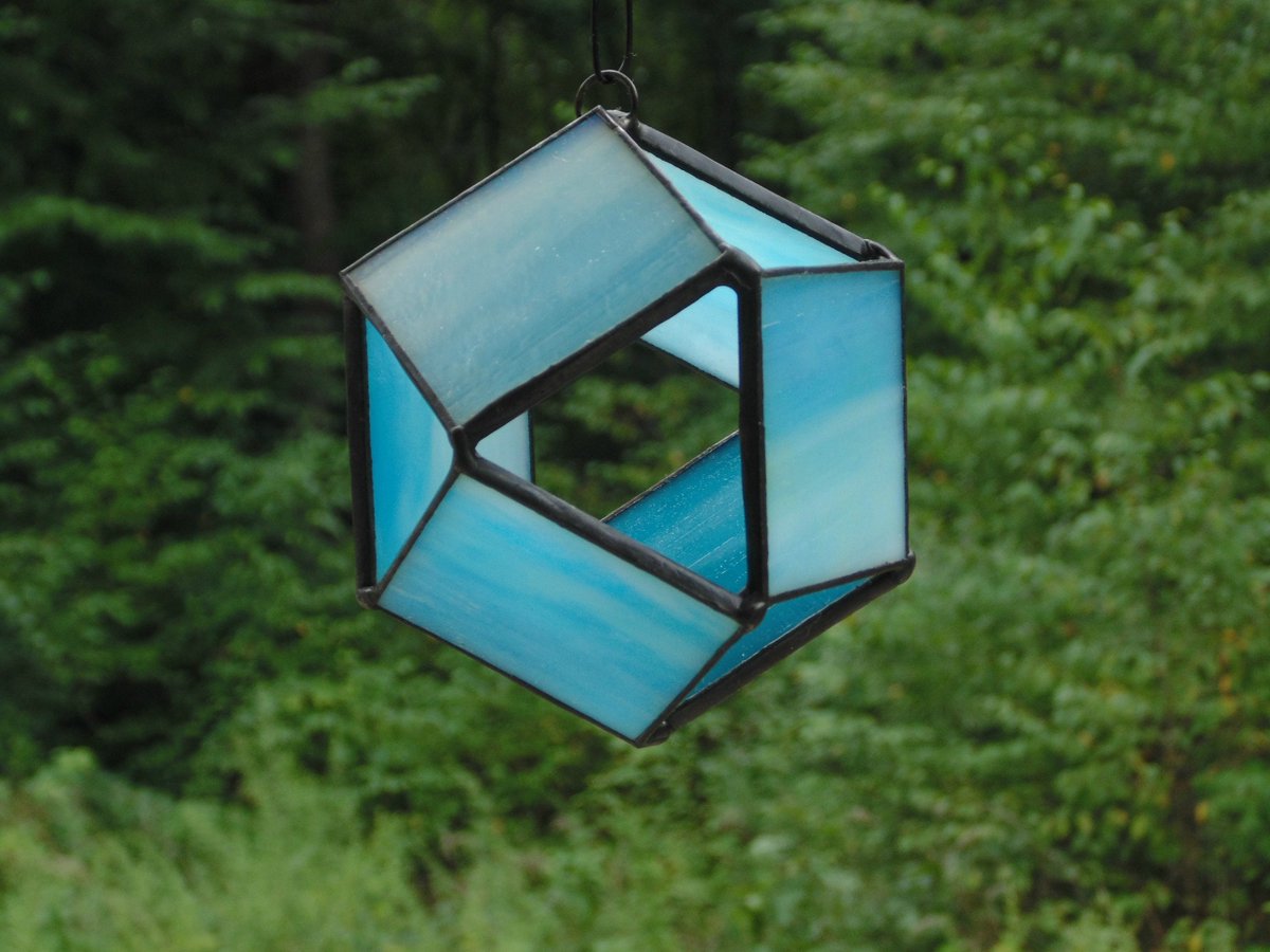 stndglass's tweet image. Stained glass ball, 3D orb spinner, iridescent blue, geometric octahedron tuppu.net/52f6d59 #DesignsStainedGlass #Etsy #suncatcher #BlueSuncatcher
