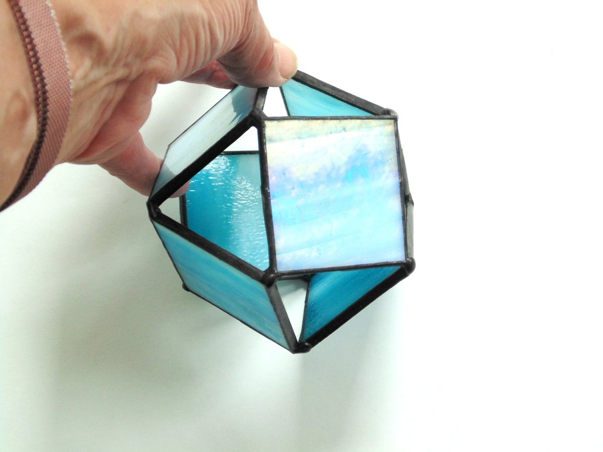 stndglass's tweet image. Stained glass ball, 3D orb spinner, iridescent blue, geometric octahedron tuppu.net/52f6d59 #DesignsStainedGlass #Etsy #suncatcher #BlueSuncatcher