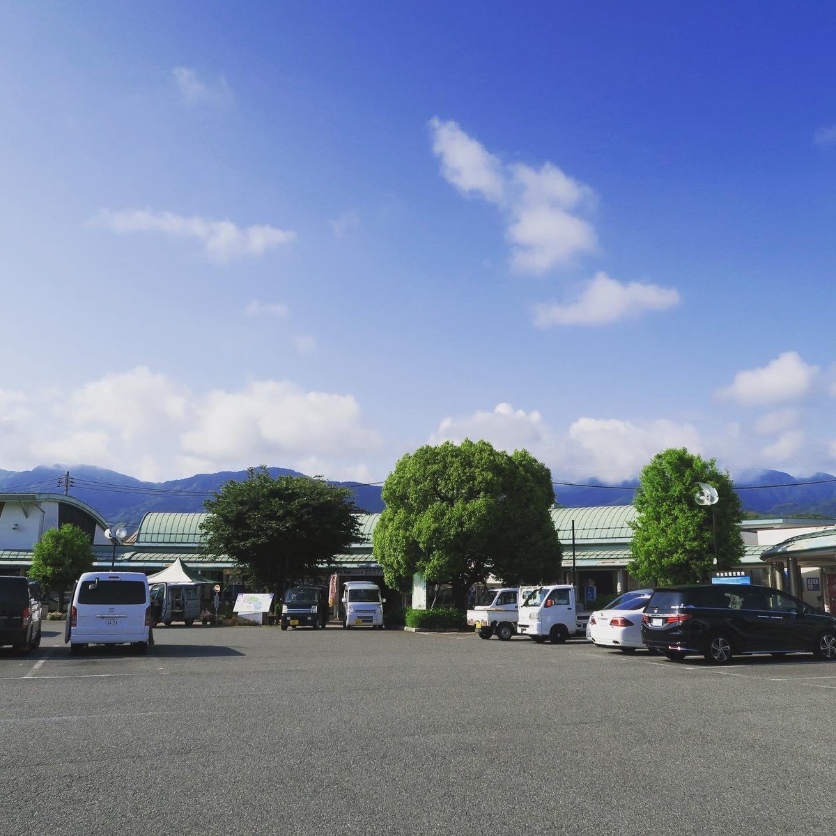 Chan1003Sayo's tweet photo. この日は山梨までドライブ🚙💨
目的地の近くに道の駅を発見💡し、ちょうどゴールドラッシュという品種のとうもろこし🌽が出始めのようで、私も早速購入✨
他のお野菜もお安くなってました🎵
もちろんお土産類もありましたよ👍

#道の駅 #道の駅とよとみ #とうもろこし #ゴールドラッシュ https://t.co/HZ8bJNQdKV