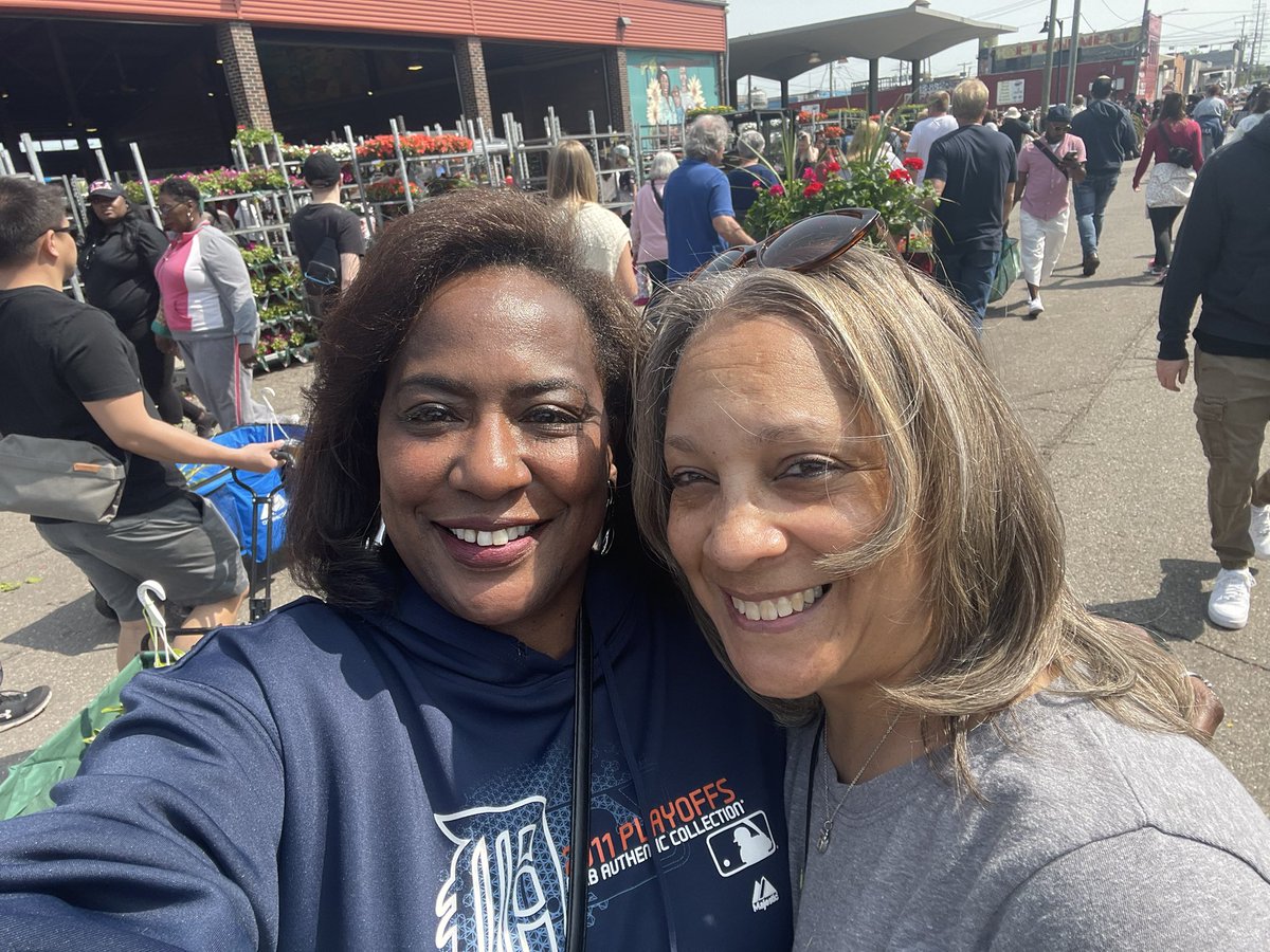 VickiethomasWWJ's tweet photo. Another @EasternMarket Flower Day in the books! My sister didnβt want to go with me, so I went by myself and had a ball! Ran into a classmate from @Detroitk12 #henryfordhigh! Our 40th reunion is coming up! Had some great food thanks to @ChefMaxHardy! πI also hit #ModeleDress! https://t.co/43USO1aE93