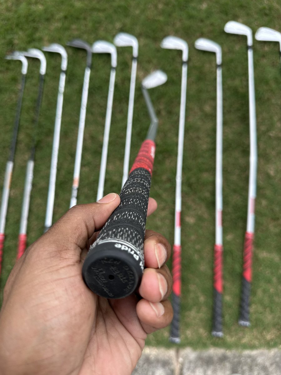 CGandy11's tweet image. I’m convinced someone from @WWE was body slamming my golf bag then released it to the dogs. All 14 clubs destroyed. @united who is working in the bag department. 

I wish I was making this up! 

@trillgolf @NoLayingUp @golf_subpar @danorlovsky7