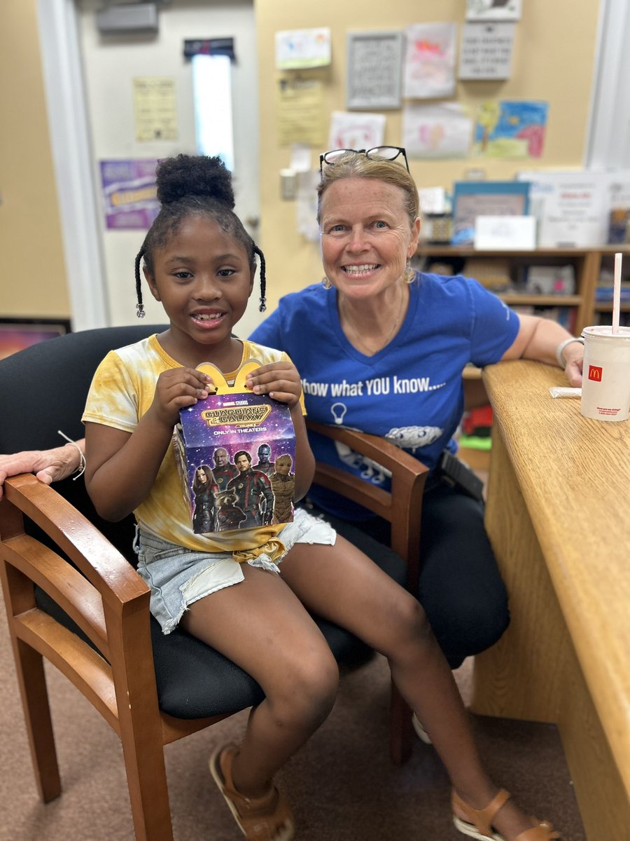 🎉Principal Ahr treating Jasmarie to a lunch of her choosing! 

🐨She’s the first winner of our Wheel of Positive Referrals. Every recipient of a Positive Referral is placed into our Wheel of Names. Our students see the live drawing on Fridays during the Morning News.