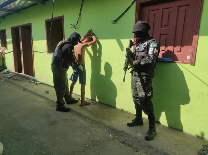 TVMASSB1's tweet photo. FUERZAS ARMADAS DE HONDURAS 🇭🇳
La Fuerza de Tarea Conjunta Xatruch, en apoyo a la Dirección de Lucha Contra el Narcotráfico, realizó un allanamiento en el Barrio La Pava, Saba, Colón, requiriendo en el lugar a cuatro ciudadanos, por suponerlos responsables del delito de tráfico. https://t.co/OaSV5QdZNp
