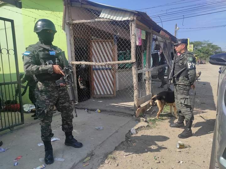 TVMASSB1's tweet photo. FUERZAS ARMADAS DE HONDURAS 🇭🇳
La Fuerza de Tarea Conjunta Xatruch, en apoyo a la Dirección de Lucha Contra el Narcotráfico, realizó un allanamiento en el Barrio La Pava, Saba, Colón, requiriendo en el lugar a cuatro ciudadanos, por suponerlos responsables del delito de tráfico. https://t.co/OaSV5QdZNp