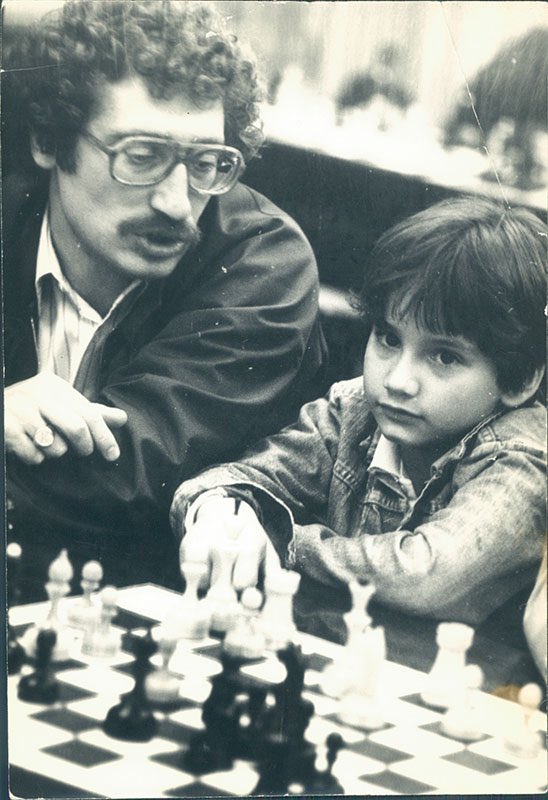 bpoppenheimer's tweet image. Josh Waitzkin was a chess prodigy.

He won the U.S. Junior Chess Championship at age 11. He became an International Master at age 16. And his life was made into a movie (“Searching for Bobby Fischer”) at 17.

But then, around the age of 18, Waitzkin quit playing chess because……