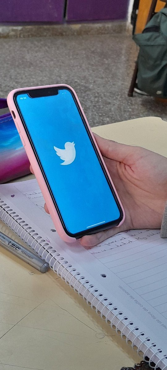 andreazollee's tweet photo. todos tenemos un amigo que siempre está así en clase https://t.co/UZ9U1qkBaG