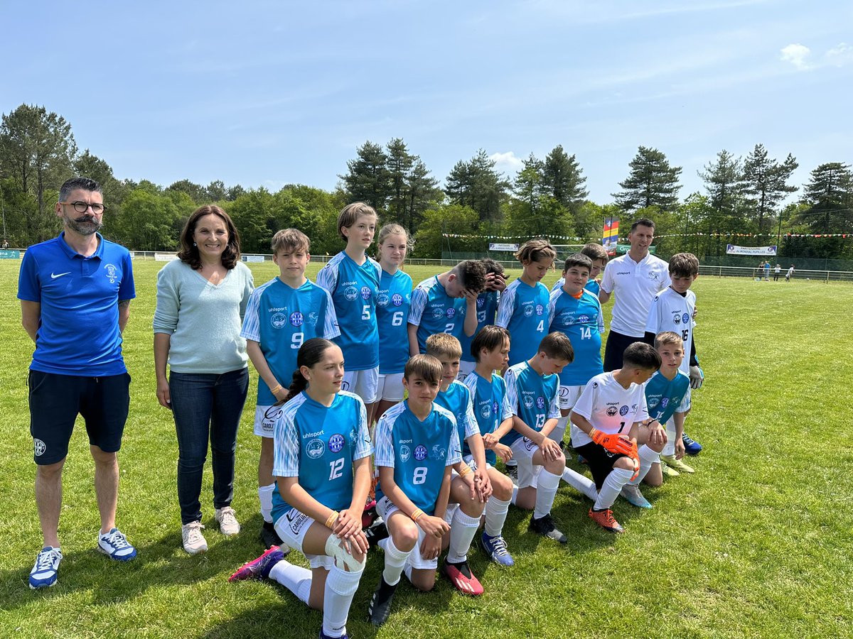 lilianatanguy's tweet photo. Belle 35e édition du Tournoi international de ⚽️ U13 @MondialPupilles qui a réuni 88 équipes et 20 nations ! Ravie d’avoir encouragé  les joueuses et joueurs des centres de #Combrit , #PlogastelStGermain et #Penmarch. Bravo aux organisateurs, entraîneurs et familles d’accueil! 👏 https://t.co/ZRsj1Vnenb