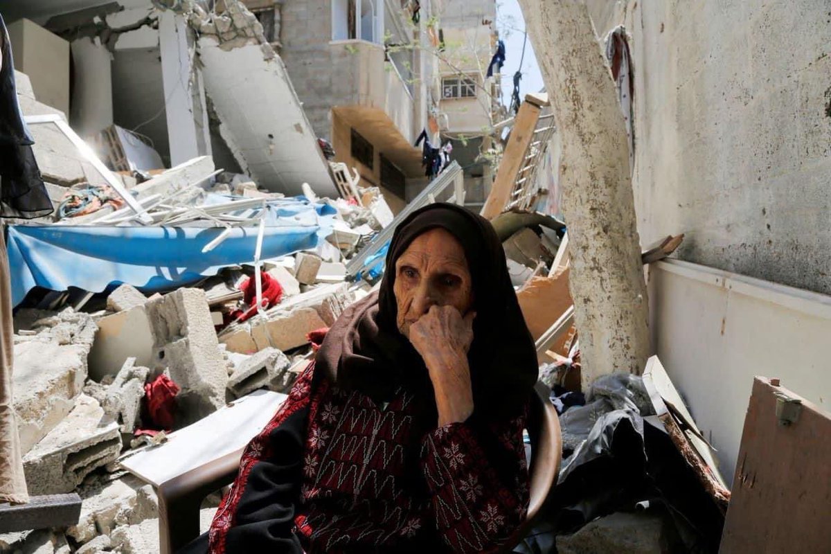 The Palestinian, Intissar Muhana, 97, was driven out of her village of al-Masmiyya during the 'Nakba' in 1948.
She is now sitting on the rubble of her house which was destroyed by the I$raeli occ^pation airstrike in May 2023, in #Gaza .

#ForeverPalestine 🇵🇸
#SahabatPalestina_ID